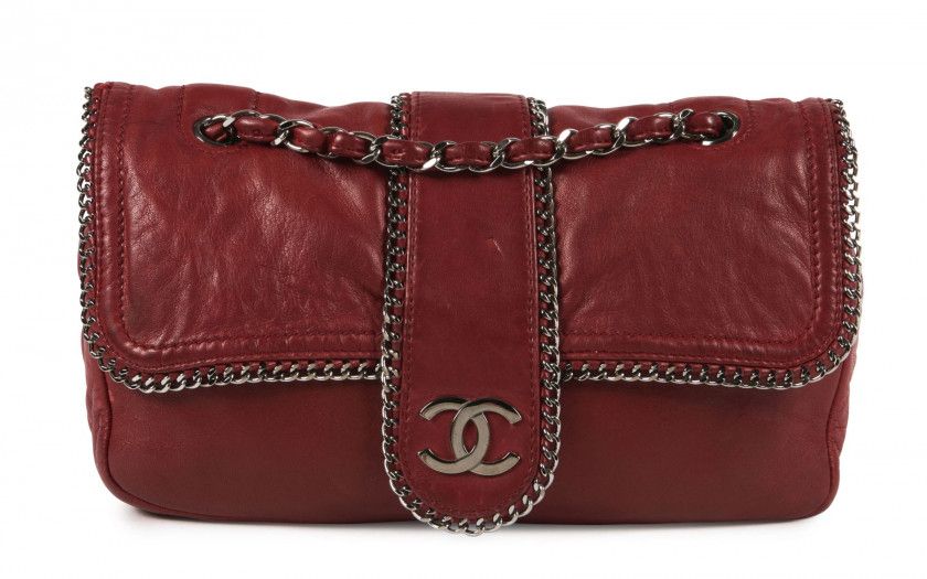 CHANEL, circa 2006/2008,SAC baguette en agneau plongé rouge foncé, rabat bordé d'une chaîne, anse chaîne entrelacée de cuir, garnitures en métal chromé,29 x 17 x 5 cm,Baguette BAG in dark red plunged lambskin, a chain edging around the flap, chain handle 