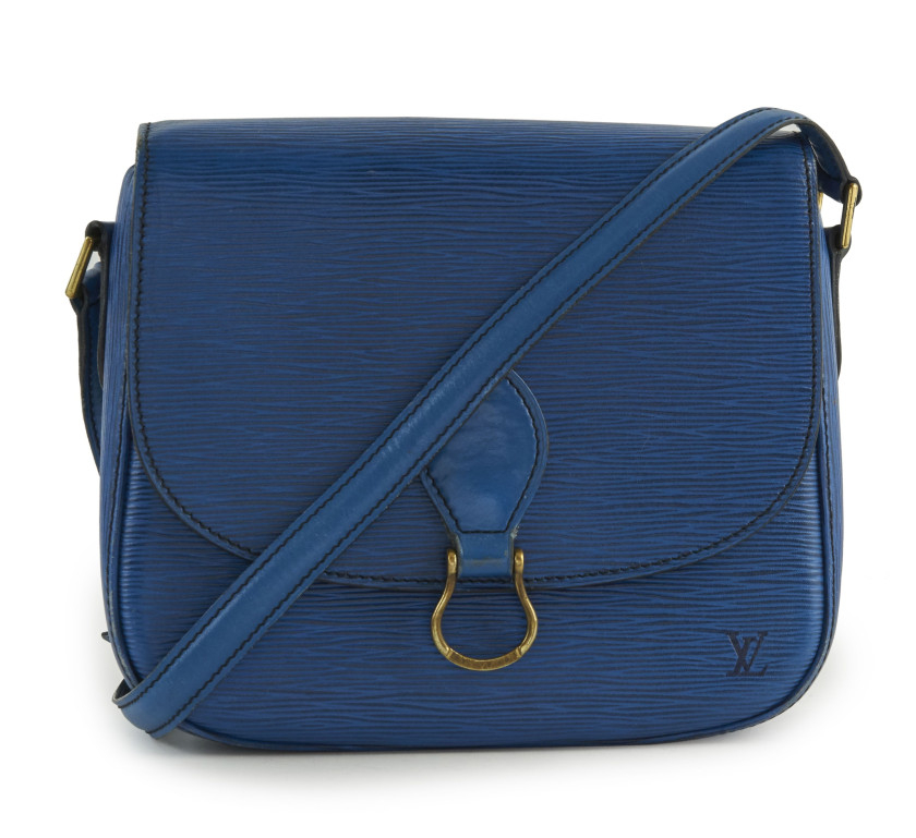 LOUIS VUITTON,Sac SAINT CLOUD,Cuir Épi bleu,Garniture métal doré,Dimensions: 25 x 22 x 6 cm,SAINT CLOUD bag,Blue Épi leather,Gilt metal hardware,Dimensions: 25 x 22 x 6 cm,TRÈS BON ÉTAT (usure aux angles et de la bandoulière, traces sur cuir),VERY 