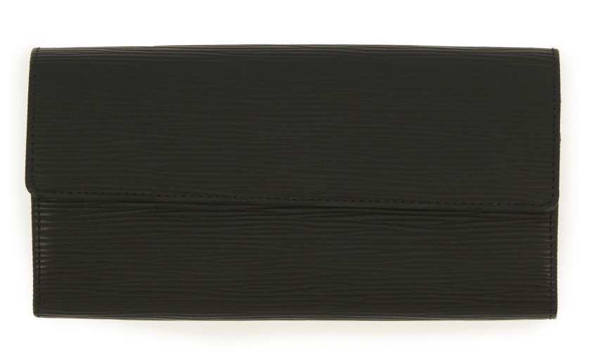 LOUIS VUITTON,Portefeuille SARAH,Cuir Épi noir,Garniture métal argenté,Dimensions: 19 x 10 x 4 cm,SARAH wallet,Black Épi leather,Silver metal hardware,Dimensions: 19 x 10 x 4 cm,COMME NEUF,AS NEW