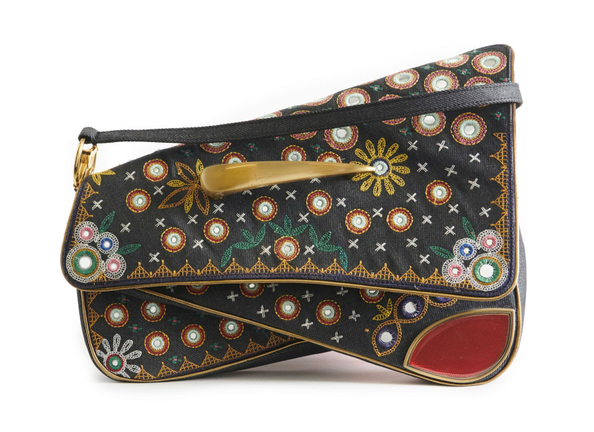 CHRISTIAN DIOR par John Galliano,Automne 2001,Sac CADILLAC SADDLE,Denim brodé gansé de cuir doré,Garniture métal doré et réflecteur rouge,Dimensions: 32 x 24 x 6 cm,CADILLAC SADDLE bag,Embroidered denim with gold leather trim,Gilt metal hardware and