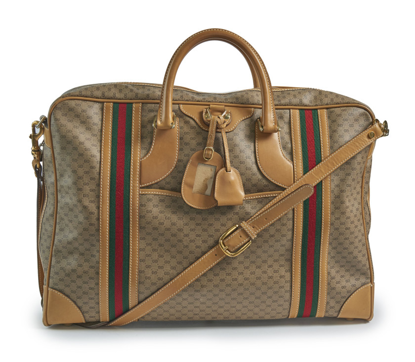 GUCCI,Sac de voyage,Toile Monogram et cuir naturel,Bandes Web vertes et rouges,Garniture en laiton doré,Bandoulière, cadenas, clochette et porte-adresse,Deux grandes poches, une pochette et deux cintres à l'intérieur,Haut.: 41cm. Profondeur: 12cm. Lar