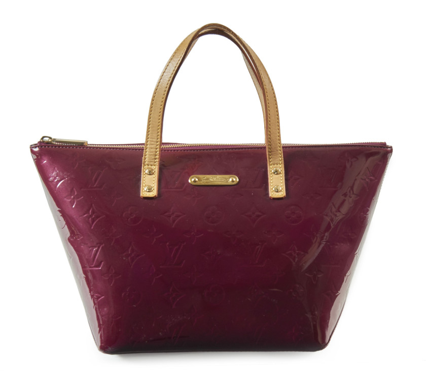 LOUIS VUITTON,Sac BELLEVUE,Cuir vernis bordeaux Monogram et cuir naturel,Garniture métal doré,Dimensions: 23 x 23 x 18,5 cm,BELLEVUE bag,Monogram burgundy patent leather and natural leather,Gilt metal hardware,Dimensions: 23 x 23 x 18,5 cm,EXCELLENT ÉT