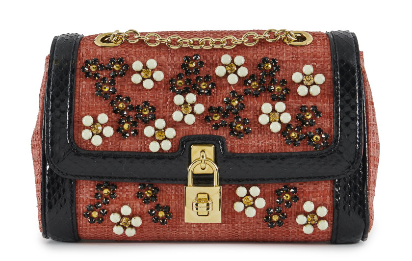 DOLCE & GABBANA,Sac,Raphia rouge, python noir (Pythonidae) II/B,Ornements brodés en fleurs,Garniture métal doré,Dimensions: 23 x 15 x 6 cm,Bag,Red raffia, black python,Embroidered flower ornaments,Gilt metal hardware,Dimensions: 23 x 15 x 6 cm,EXCELLEN
