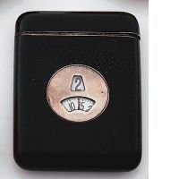 CLARTE Vers 1930. Montre de sac en mÃ©tal laquÃ© noir Ã guichet heure sautante et guichet minute. Mouvement mÃ©canique. Cadran, boÃ®tier et mouvement signÃ©s. Dim.: 47 x 35 mm