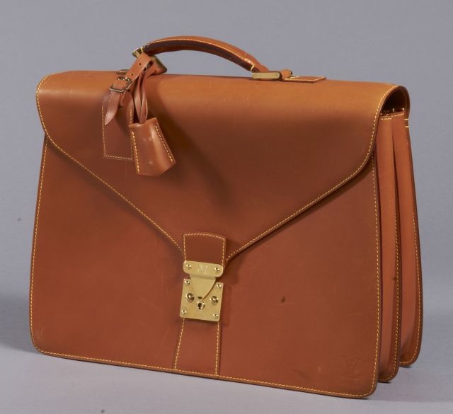 Louis VUITTON Serviette Conseiller en cuir gold, garnitures en métal doré, clé et porte-adresse (très bon état avec mini rayures) (38 x 28 cm).