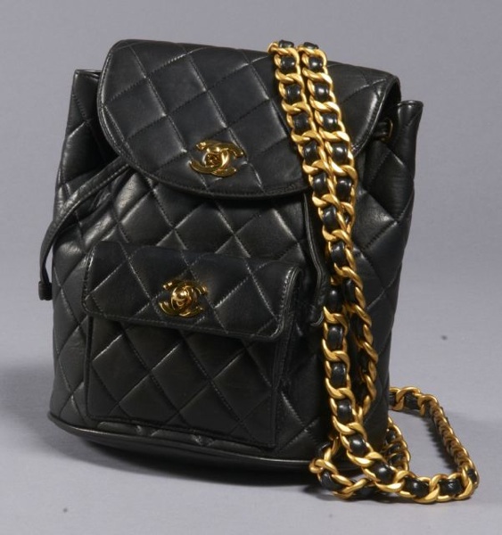 CHANEL Rare sac à dos en agneau matelassé noir avec fermeture par lien en cuir, chaine en métal doré mat entrelacée de cuir noir (très bon état avec livret d'entretien).