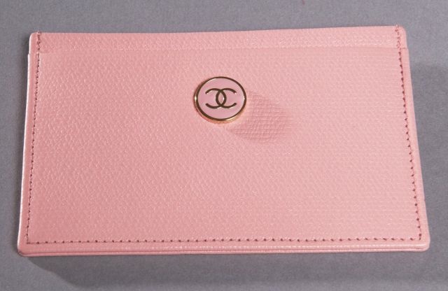 CHANEL Porte-cartes à quatre compartiments en cuir grainé rose siglé sur le devant (état neuf).