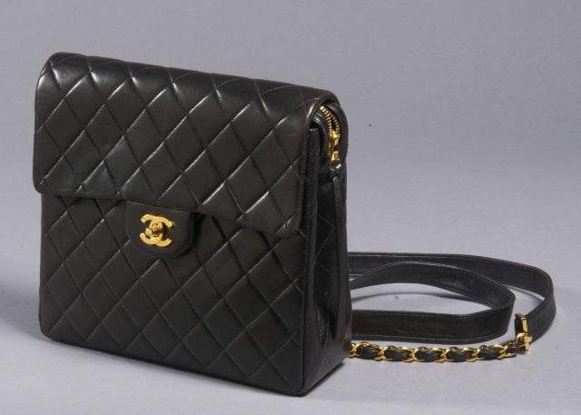 CHANEL Très rare. Sac à dos Jumbo en agneau matelassé noir, avec documents d'authenticité (très bon état).
