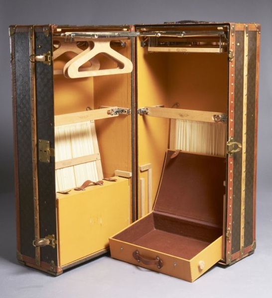 Louis VUITTON - Paris, 70 Champs Elysées.Nice-4?, Jardin Public.London, 149 New Bond St., circa 1935 Malle Cabine double penderie en toile Monogram, chiffrée W, bordures lozinées, renforts en hêtre, fermetures, coins et garnitures en laiton, serrure numér