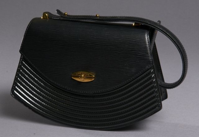 Louis VUITTON Sac d'épaule Tilsit en cuir épi noir avec anse ajustable (petites marques sur le cuir de l'anse, bon état, légère patine à l'intérieur).