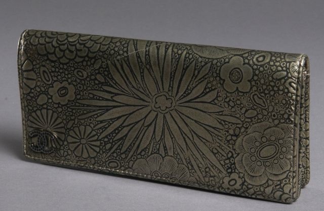 CHANEL Haute Couture! Sac pochette en cuir noir et argent vieilli impression florale embossée dans le cuir. Siglée CC avec strass noir, signée à l'intérieur (grande griffure sur le cuir).