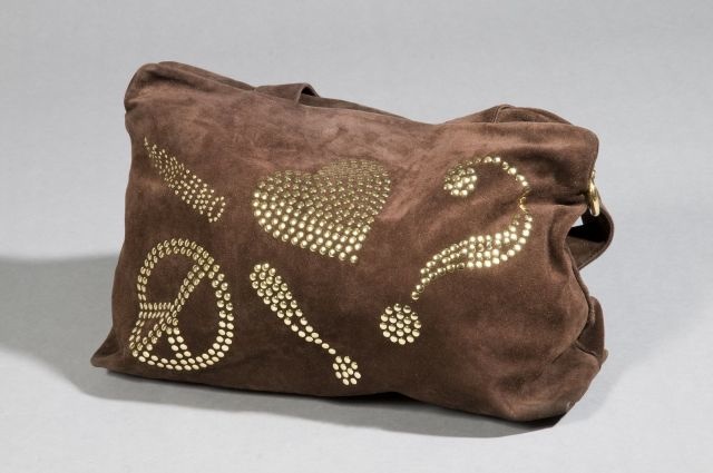 MOSCHINO by REDWALL n°453017 CABAS en croûte de cuir chocolat appliqué de rivets en métal doré figurant des symboles iconiques de la Maison, double poignée