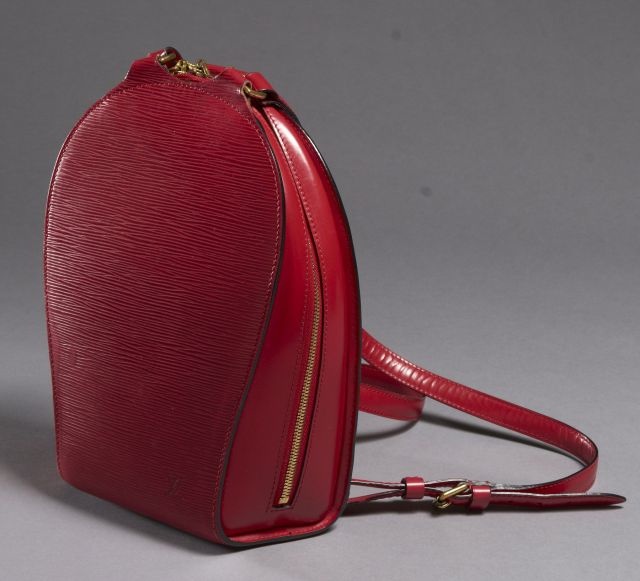 Louis VUITTON Sac à dos en cuir épi rouge. Petite patine d'usage.