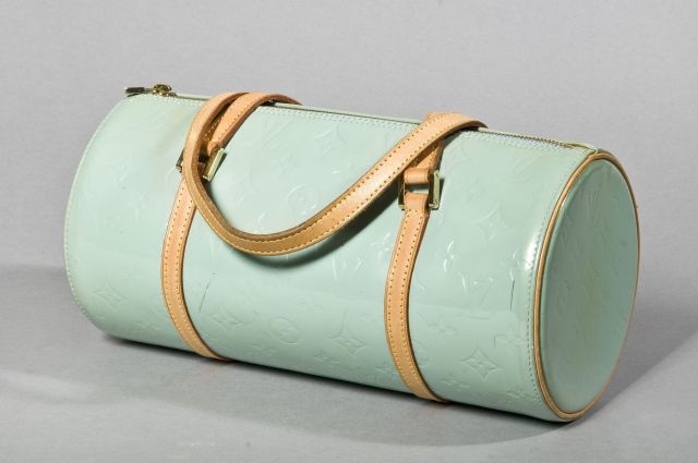 Louis VUITTON SAC Papillon en cuir Monogram verni vert d'eau et cuir naturel. Petit état d'usage.