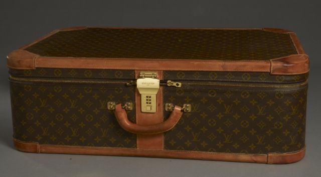 Louis VUITTON Valise semi rigide en toile Monogram, coins et poignets en veau. Trâces d'humidité dans la coins en veau. mais bon état général