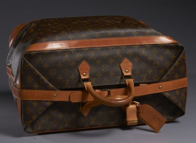Louis VUITTON Cruiser 50cm Sac en toile monogram avec porte-adresse et sangle. Quelques marques sur le cuir, très bon état général.