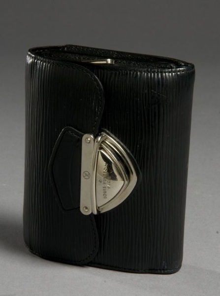 Louis VUITTON Porte-feuille Joy en cuir épi noir avec boucle clip argentée, porte-monnaie, compartiments pour cartes et billets.Quelques marques sur le cuir et la boucle clip, très bon état général.