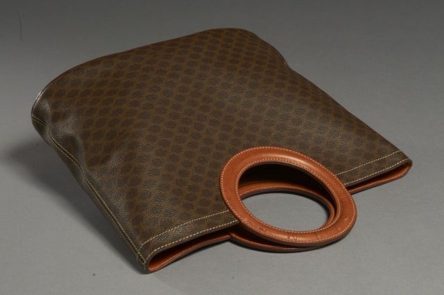 CELINE Sac à main Vintage en toile brune monogrammée, anses en anneaux avec nom de la maison pressé sur le cuir couleur cognac, base en cuir et une poche intérieure zippée. Très bon état