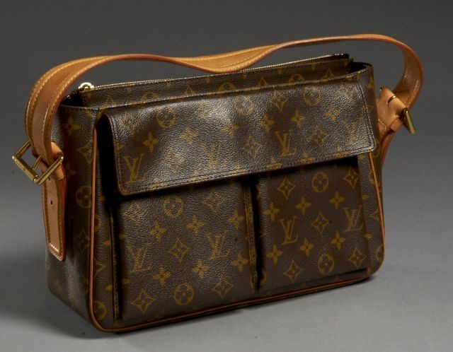 Louis VUITTON Vivacité GM en toile monogram, 2 poches avant avec fermoir magnétic, anse ajustable en cuir et intérieur en alcantara couleur framboise. Excellent état Vivacité GM bag in monogram canvas, 2 front pockets with magnetic clasp closure, adjustab