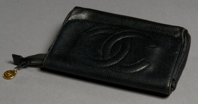 CHANEL Pochette cosmétique en cuir grainé avec sigle en relief sur le rabat et un miroir à l'intérieur du rabat. Bon état