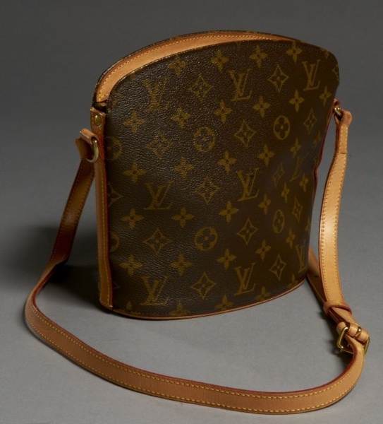 Louis VUITTON Sac d'épaule Drouot en toile monogram avec anse bandoulière ajustable. Excellent état
