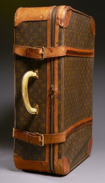 Louis VUITTON valise semi-rigide toile monogramme. Etat d'usage, taches, fermeture déchirée.