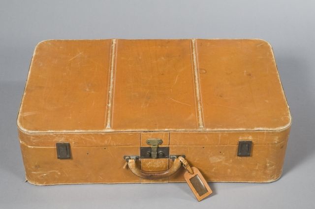 HERMES Paris MALETTE Caravelle en cuir grainé caramel, fermoirs et serrure en laiton, poignée ronde, porte-adresse (importante patine d'usage). Dim: 75 x 45 x 21 cm