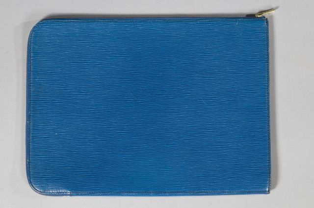 Louis VUITTON PORTE-DOCUMENTS plat zippé en cuir épi bleu (très légère patine d'usage aux coins). Dim.: 38 x 28 cm