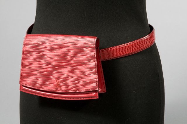 Louis VUITTON POCHETTE-CEINTURE Tilsitt en cuir épi rouge, boucle en métal doré (T 110 cm)