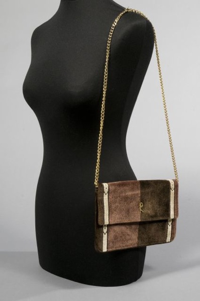 Roberta di CAMERINO, circa 1970 SAC à rabat en velours dévoré bicolore chocolat à effet de sangles en trompe-l'oeil, anse bandoulière chaîne en métal doré