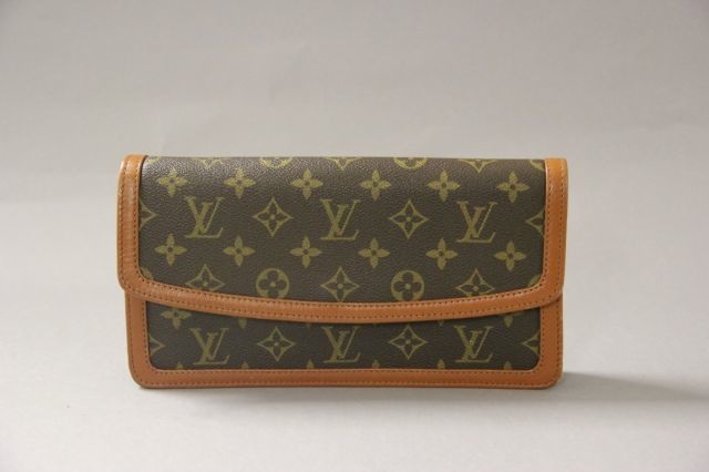 Louis VUITTON POCHETTE Dame en toile Monogram et cuir noisette (très bon état) Dim.: 13 x 26.5 cm.