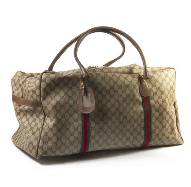 GUCCI SAC de VOYAGE en toile enduite siglée praliné et taupe, double poignée et porte-adresse en porc, sangles de renfort rayées vert et rouge, fermeture éclair (bon état avec usures aux coins)