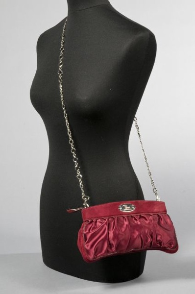 Emilio PUCCI SAC du SOIR en satin et daim grenat, fermeture éclair, anse bandoulière chaîne amovible en métal argenté (mini patine d'usage)