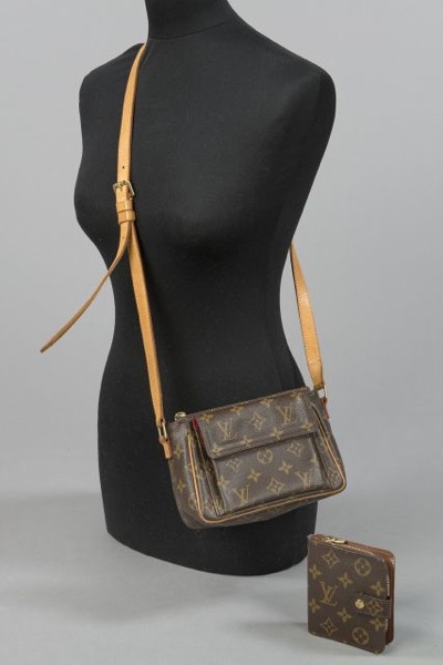 Louis VUITTON SAC Viva-Cité (PM) en toile Monogram et cuir naturel. Nous y joignons un PORTEFEUILLE Compact Zippé en toile Monogram