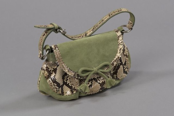 MOSCHINO SAC à rabat en daim amande et python à finitions dentelées, demi-anse bandoulière réglable, garnitures en métal argenté (très bon état)