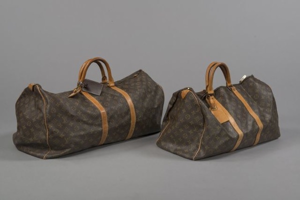 Louis VUITTON LOT comprenant DEUX SACS Keepal en toile Monogram et cuir naturel agrémentés de porte-adresse (50 cm et 60 cm) (usures, patine d'usage et déchirure sur l'un d'entre eux)