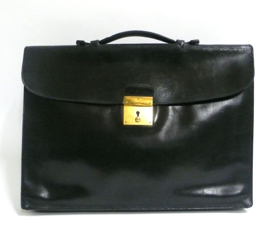 HERMES Paris Sac  Quirus  en box noir, fermoir en laiton dor
