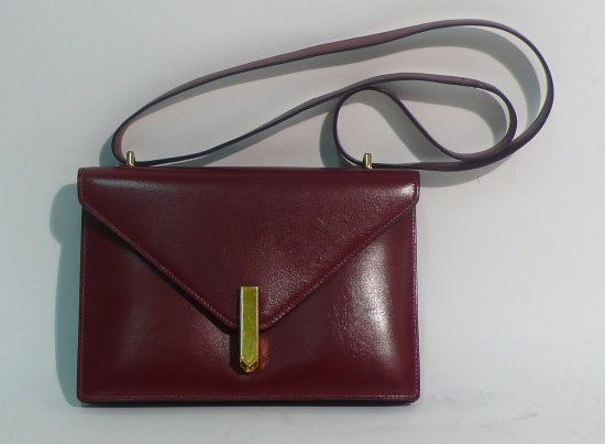 HERMES Paris made france Sac Alcazar en box rouge, fermoir et attaches en laiton dor