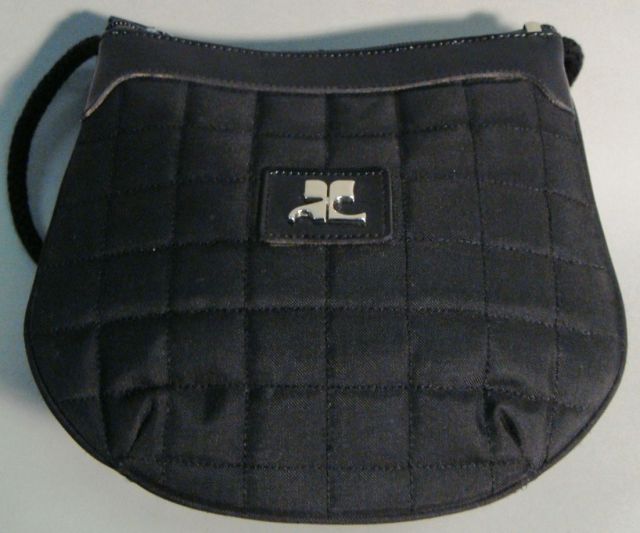 COURREGES LOT comprenant DEUX PETITS SACS, le premier en cuir grain