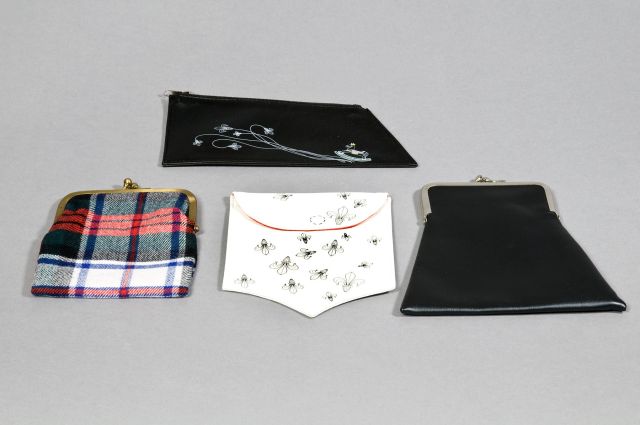 Irina VOLKONSKII LOT comprenant DEUX PORTE-MONNAIE, le premier en lainage 