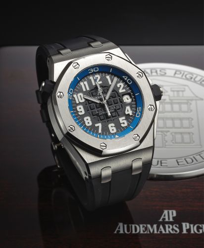 AUDEMARS PIGUET REF. 15701 ROYAL OAK LA BOUTIQUE SPECIAL EDITION.Audemars Piguet, Genève, Royal Oak Offshore Automatic,.case No. F 94767, Ref. 15701 ST. Made in 2005..Very fine and rare, tonneau-shaped, octagonal, center.seconds, self-winding, water-resis
