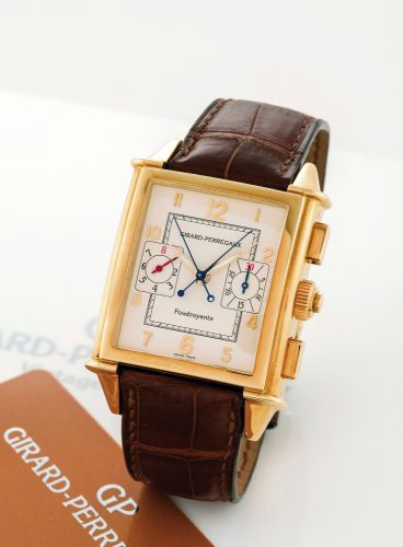 GIRARD PERREGAUX VINTAGE.FOUDROYANTE YELLOW GOLD.Girard-Perregaux, Vintage Chronograph à Rattrapante.Foudroyante, Automatic, No. OJ N.44, Ref. 9021. Made circa 2000..Very fine and rare, rectangular curved, self-winding, water-resistant.18K yellow gold wri
