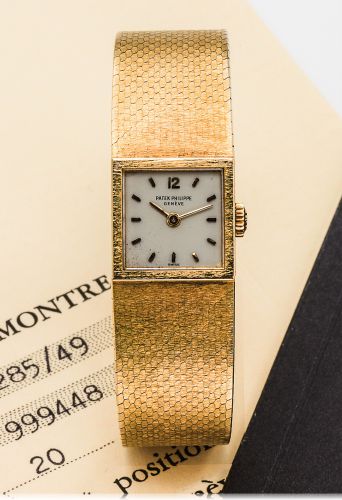 PATEK PHILIPPE REF. 3285 SQUARE YELLOW GOLD.Patek Philippe & Cie, Genève, No. 999448, Ref. 3285 / 49..Made circa 1970s..Fine, square, hand-winding, 18K yellow gold lady's wristwatch with an integrated 18K yellow gold Patek Philippe linen-textured.bracelet