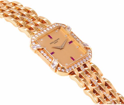 PATEK PHILIPPE REF. 3833/001 YELLOW GOLD.DIAMOND.Patek Philippe, Genève, No. 1549506, case No. 2759959. Ref. 3833/001. Made circa 1980s..Very fine and rare, square, quartz, 18K yellow gold wristwatch with diamond with an 18K yellow.gold Patek Philippe int