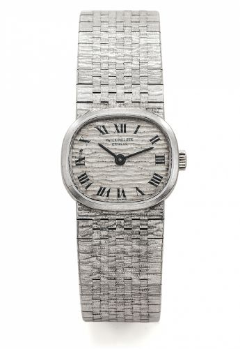 PATEK PHILIPPE REF. 3371/1.HORIZONTAL OVAL WHITE GOLD.Patek philippe, No. 993938. case No. 2662163. Ref. 3371/1..Made circa 1970s..Very fine, overl horizontal, hand-winding, 18K white gold.lady's wristwatch with 18K white gold hammered integrated.Patek Ph