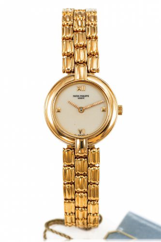 PATEK PHILIPPE REF. 4727/1 YELLOW GOLD.Patek Philippe, Genève, No. 1604027, Ref. 4727/1. Made circa 1980s..Fine, water-resistant, 18K yellow gold lady's quartz lady's wristwatch with an 18K yellow gold Patek Philippe bracelet composed of.three-row rectang