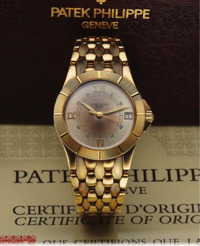 PATEK PHILIPPE REF. 5081/001 NEPTUNE.COLOR CHANGE DIAL YELLOW GOLD.Patek Philippe, Genève, Neptune, No. 3004474, Ref. 5081/001..Fine and rare, center-seconds, water resistant, self-winding, 18K.yellow gold wristwatch with date and an 18K yellow gold Patek