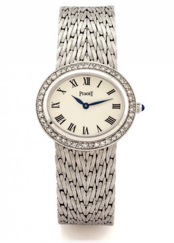 PIAGET, REF. 9338.DIAMONDS AND WHITE GOLD.Piaget, case No. 134448, Ref. 9338. Made in the 1970s..Very fine and elegant, 18K white gold and diamond-set.lady's oval wristwatch with an integral 18K white gold.Piaget bracelet..Dial, case and movement signed.