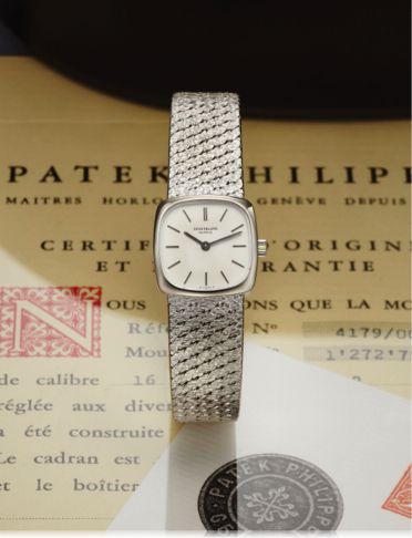PATEK PHILIPPE REF. 4179 WHITE GOLD.Patek Philippe & Cie, Genève, No. 1272759, case No. 2752375.Ref. 4179/1. Made in 1977..Fine, cushion-shaped, 18K white gold lady's wristwatch with an.integral 18K white gold Patek Philippe textured mesh bracelet..Accomp