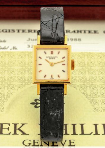 PATEK PHILIPPE REF. 3285 SQUARE YELLOW GOLD.Patek Philippe & Cie, Genève, No. 1249419, Ref. 3285 / 021..Sold in June 1988..Fine, square, hand-winding, 18K yellow gold lady's.wristwatch with an 18k yellow gold Patek buckle..Accompanied by the certificate o